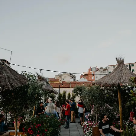 Selina Secret Garden Hostel *